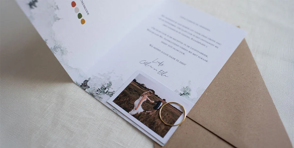 Trouwkaart met fotolabel, vastgemaakt met een touwtje