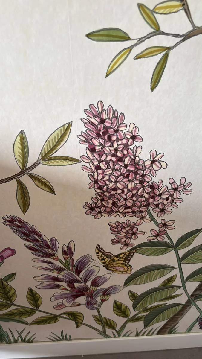 Close-up van de muurschildering met bloempluimen en een vlinder