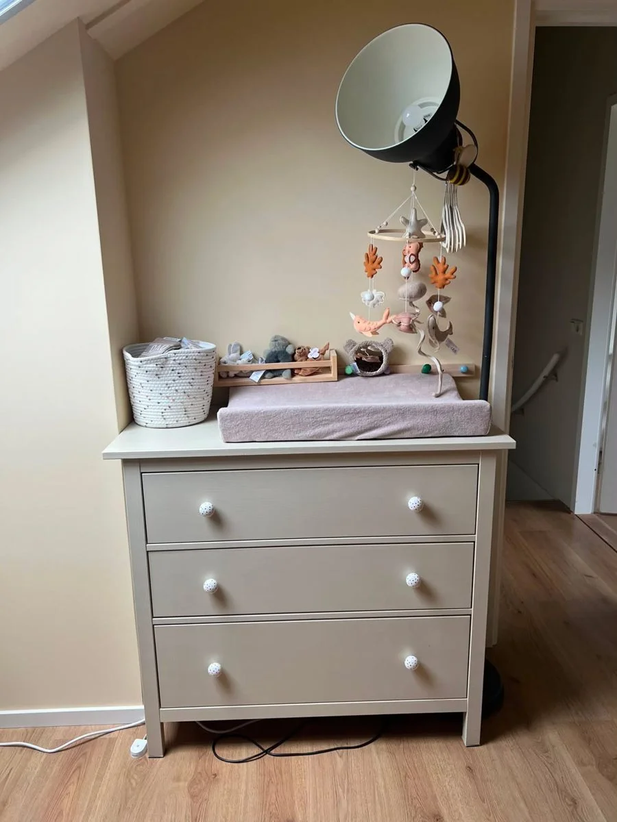 Commode met een mobiel met zeedieren in roest en creme