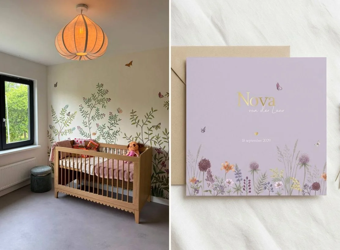 Babykamer met muurschildering naast het geboortekaartje dat erop is gebaseerd