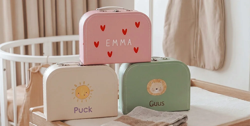 Kartonnen koffertjes met naam als kraamcadeau